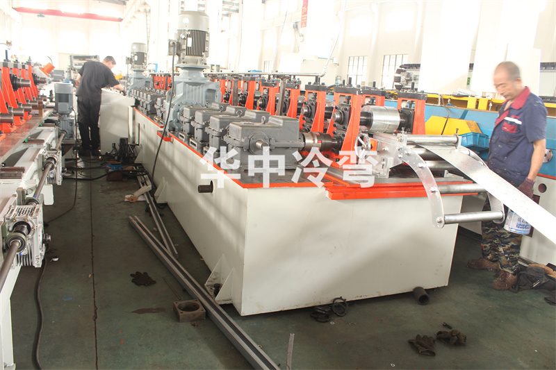 抱横梁冷弯成型机 (5)