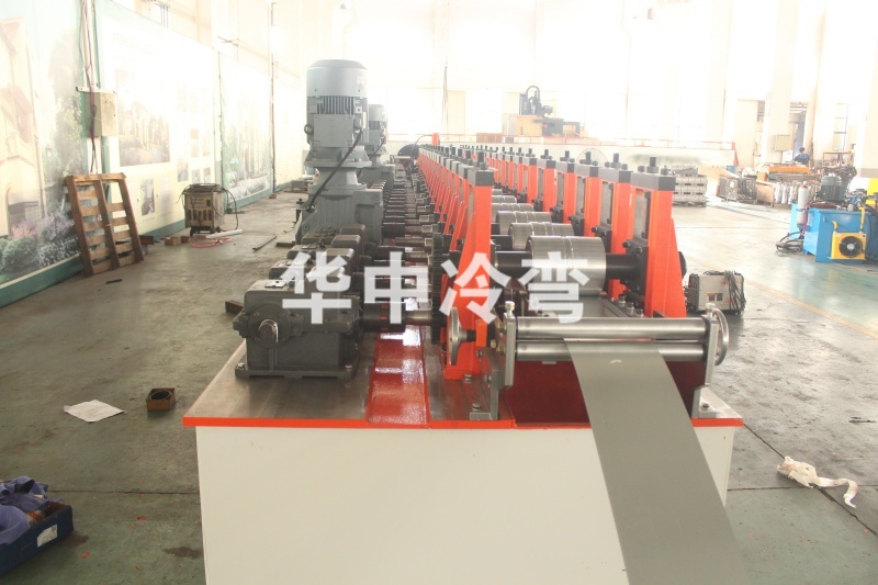 抱横梁冷弯成型机械
