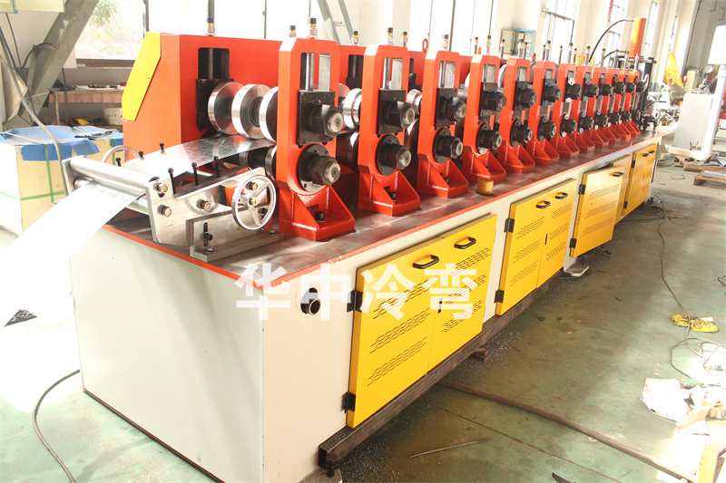 U型冷弯成型机 (4)