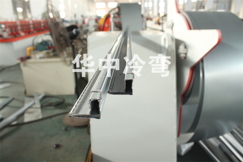 太阳能钢制边框成型机 (3)