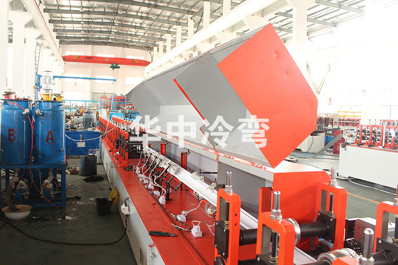 77卷帘门成型机 (9)