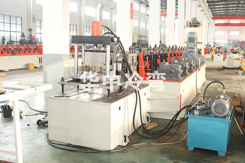 迪拜U型重型成型机 (2)