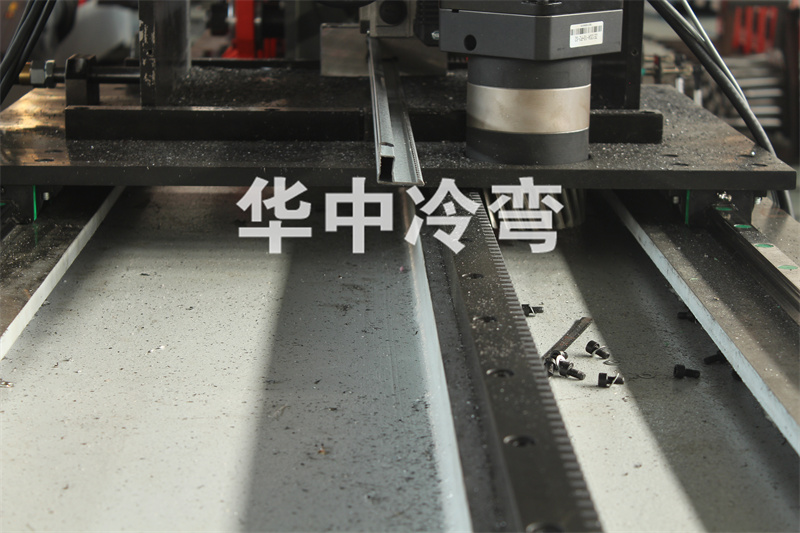 太阳能钢制边框成型机 (4)