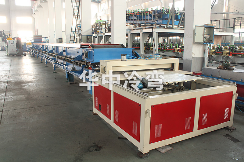 840屋顶瓦PU夹芯板生产线 (2)